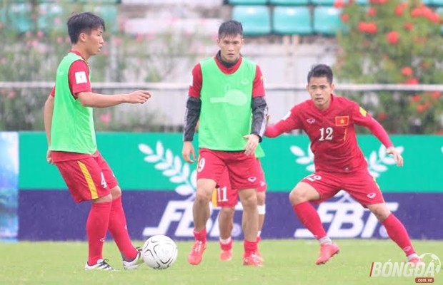 Tham dự giải tứ hùng năm nay, ngoài chủ nhà Myanamar có thêm 3 đội khách mời là Việt Nam, Hồng Kông (TQ) và ĐT Singapore. Trong ảnh trung vệ Tiến Dũng và bộ đôi tiền đạo Công Vinh, Đình Tùng tỏ ra khá tích cực và chăm chú tập luyện trên sân. Ảnh: Gia Minh.