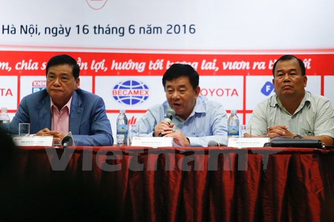 Ông Mùi (giữa) giải thích cho đề xuất không sử dụng trọng tài Hà Anh Chiến của VPF. Ảnh: Minh Chiến.