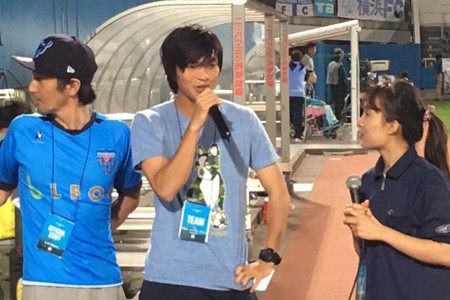 Tuấn Anh giao lưu với fan hâm mộ sau trận đấu vòng 17 J.League.