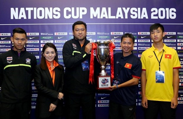 Đội trưởng Trọng Đại (áo vàng) và HLV Hoàng Anh Tuấn bên cạnh Nations Cup. Ảnh: BTC.