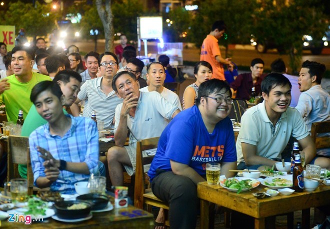 Người hâm mộ là dân nhậu kéo đến đây xem suốt đêm mặc dù trận đấu sớm nhất diễn ra lúc 20h.