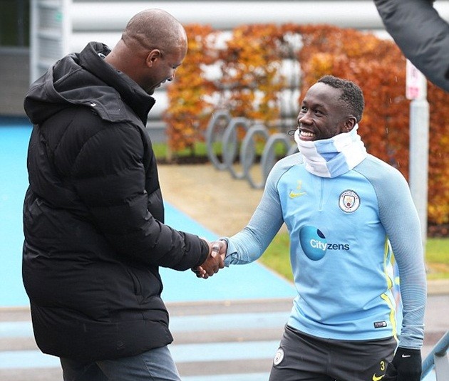 vieira-tham-man-city-2