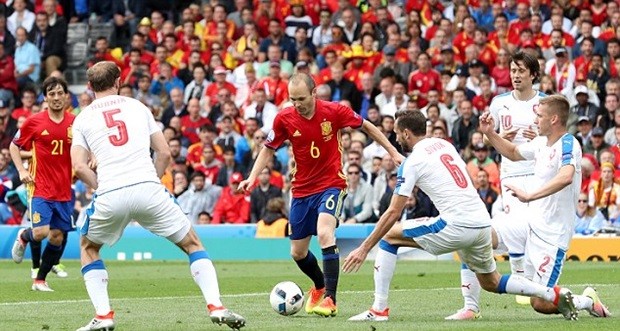 Trừ Iniesta được đặc biệt 'chăm sóc', các cầu thủ còn lại của Cộng hòa Séc vẫn giữ đúng vị trí khi phòng ngự. Ảnh: Internet.