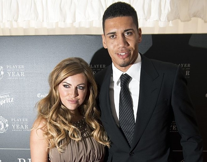 Hỗ trợ cho Irina Shayk là Sam Cooke, bạn gái hậu vệ Chris Smalling (Anh). Tên tuổi Sam Cooke không cần phải nhắc đến nhiều, khi cô luôn thu hút sự chú ý trên các mặt báo Anh. Nàng WAGs này có vòng một rất hút hồn, và đó được tin rằng là 