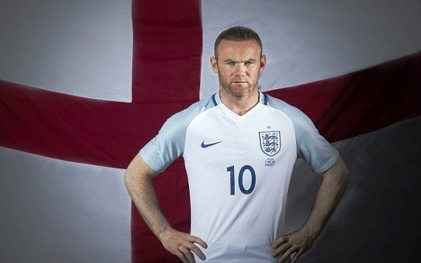 Rooney gần như không thể cạnh tranh với Harry Kane và Jamie Vardy ở vị trí trung phong nên việc lui xuống đá tiền vệ là hợp lý. Ảnh: Internet.