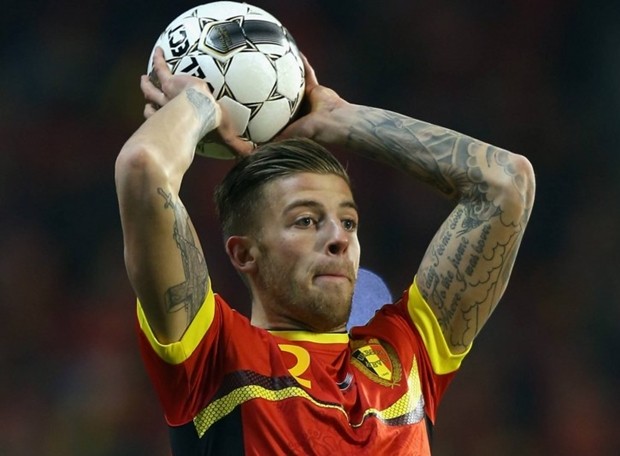 Tony Alderweireld (Bỉ) với chi chít hình xăm của những câu chữ trên cánh tay trái mang ý nghĩa về sự may mắn. Ảnh: Internet.