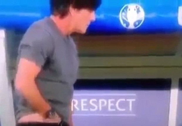 Hành vi khó hiểu của Joachim Low. Ảnh: Internet.