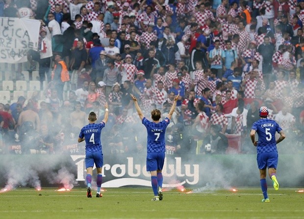Pháo sáng được CĐV Croatia ném vào sân. Ảnh: Internet.