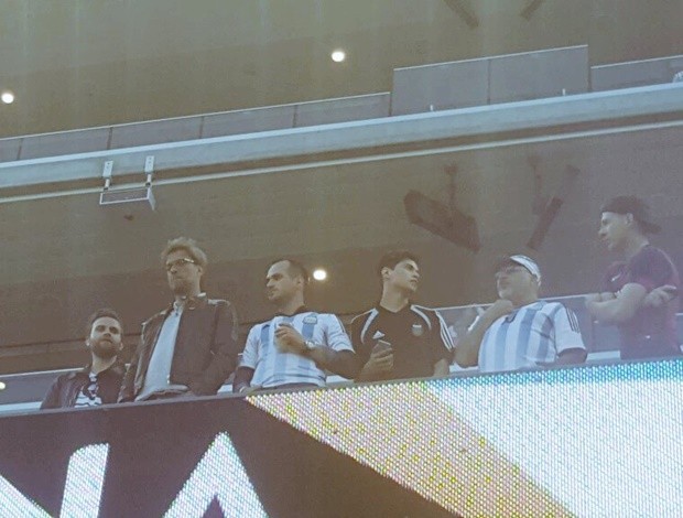 Klopp xuất hiện cạnh đại diện của Higuain (trái). Ảnh: Internet.