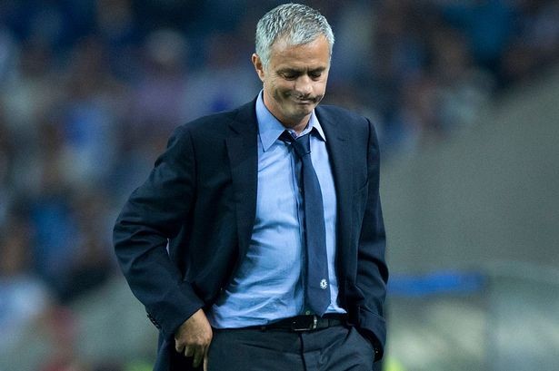 Mourinho rất hiếm chia sẻ công việc khi còn dẫn dắt Chelsea. Ảnh: Internet.