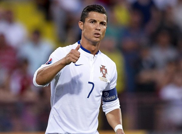 Ronaldo cân bằng kỷ lục ra sân của Figo. Ảnh: Internet.
