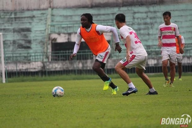 Kavin Bryan (trái) đang thử việc tại Đồng Tháp vào chiều ngày 30.5.2016. Ảnh: DFC.