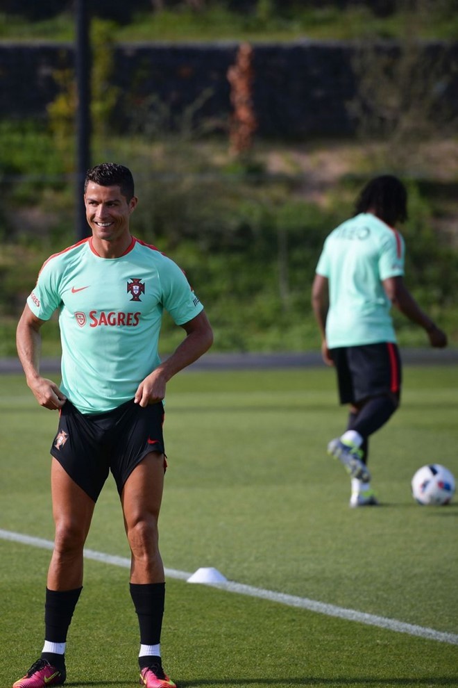 Trước ống kính phóng viên, siêu sao Ronaldo tạo dáng bằng cách kéo quần khoe đùi. Đây là hành động thường thấy của anh. Ronaldo từng nói: 