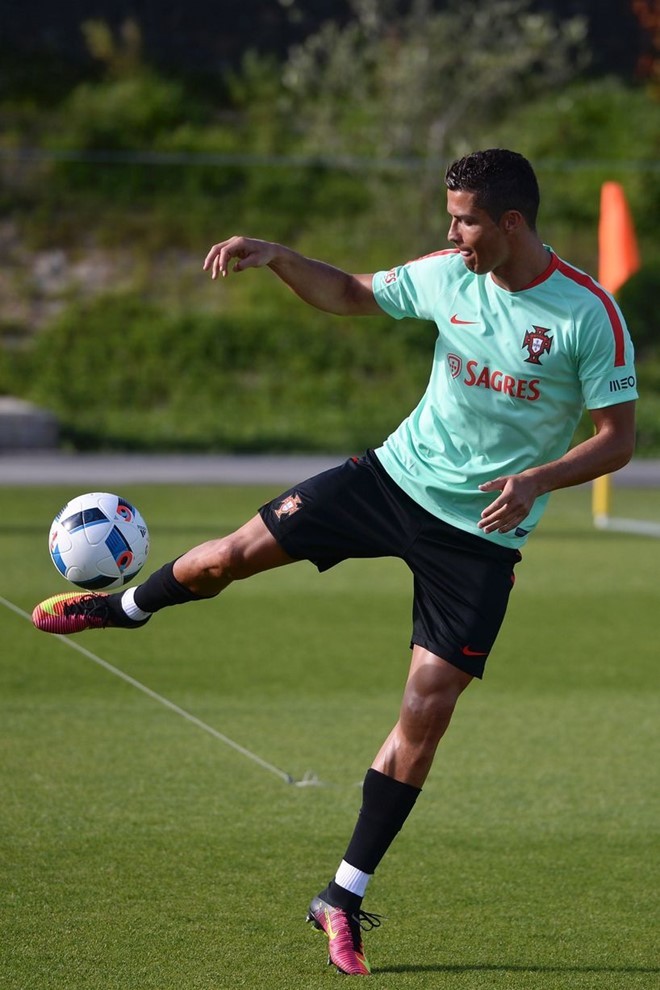 Trở về từ kỳ nghỉ ngắn ngày, trông Ronaldo sung sức hơn hẳn. Anh có lẽ đã sẵn sàng cho những trận đánh lớn. Tại Euro 2012, Ronaldo là tay kéo khỏe nhất để kéo Bồ Đào Nha vào bán kết, gặp láng giềng Tây Ban Nha. Thật tiếc cho anh vì ở loạt luân lưu, anh không được sút quả quyết định. Ảnh: Internet.