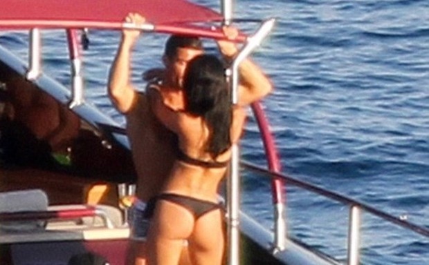 Ronaldo ôm ấp cô gái lạ mặt rất tình tứ. Ảnh: Internet.