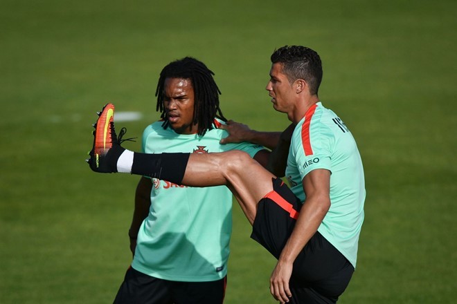 Ronaldo tập cùng Renato Sanches. Mới đây, tân binh của Bayern Munich đã phá kỷ lục cầu thủ trẻ nhất được triệu tập lên tuyển Bồ Đào Nha tham dự một giải đấu lớn. Kỷ lục cũ của Ronaldo là 19 tuổi 4 tháng, kỷ lục mới của Renato là 18 tuổi 10 tháng. Ảnh: Internet.