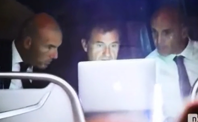 Zidane-nhai-banh-my-C1-1