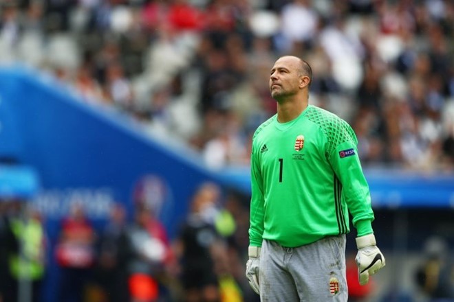 Tại EURO 2016, trận gặp Áo, Kiraly cũng ra sân với chiếc quần dài màu xám. Mặc cho những ánh mặt dị nghị, lời giễu cợt từ khán đài, thủ thành 40 tuổi vẫn không để tâm nhiều tới điều đó. Anh chơi rất hay và sắm vai người gác đền đáng tin cậy cho đội nhà. Kết thúc cuộc đối đầu với tuyển Áo, Hungary của Kiraly giành chiến thắng 2-0. Ảnh: Internet.