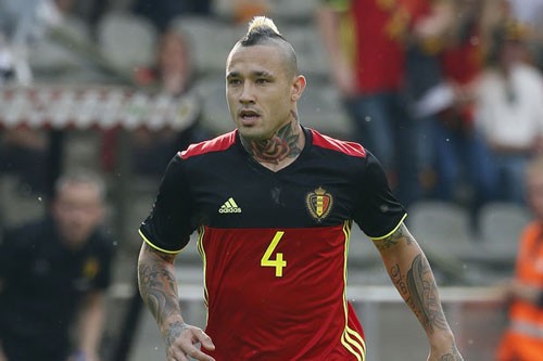 4. Kiểu tóc Mohawk nhuộm màu bạch kim trên đỉnh đầu của tiền vệ Radja Nainggolan (ĐT Bỉ). Ảnh: Internet.