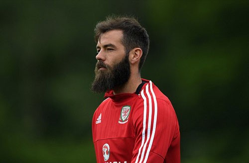 1. Tiền vệ Joe Ledley (ĐT xứ Wales) gây sốc với kiểu râu dài và rậm rạp. Ảnh: Internet.