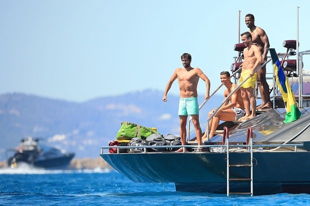 Cristiano Ronaldo đang đi nghỉ cùng hội bạn thân. Ảnh: Internet.