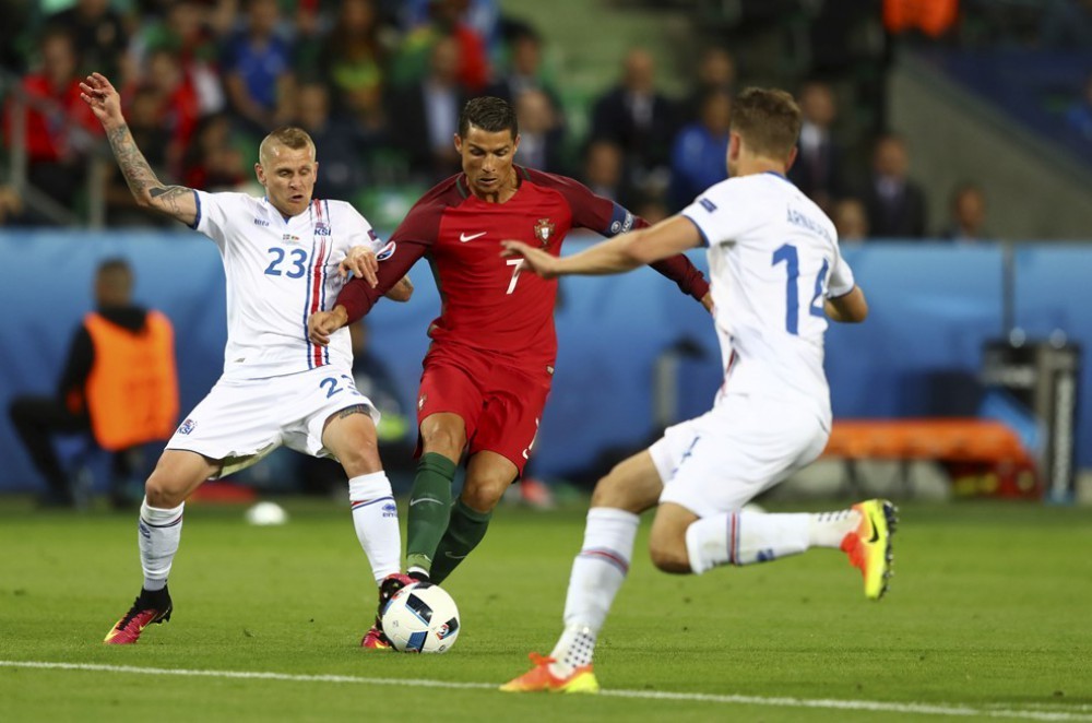 Ronaldo (giữa) chưa thể hiện được phẩm chất ngôi sao ở trận ra quân. Ảnh: Internet.