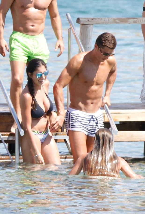 Ronaldo nắm tay cô gái bí ẩn. Ảnh: Internet.