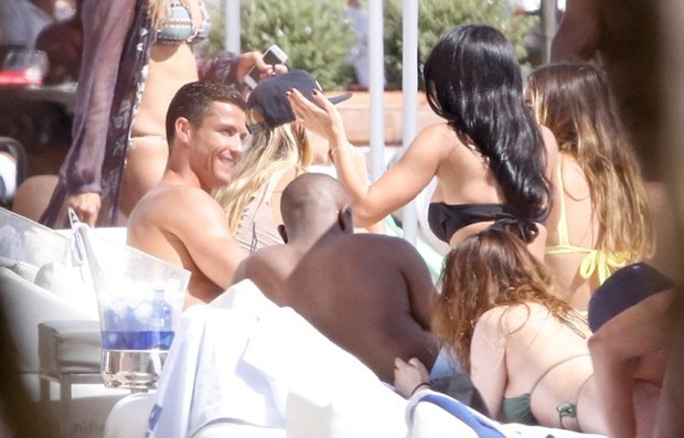 Một cô gái khác lại tỏ vẻ gần gũi quá mức với Ronaldo. Ảnh: Internet.