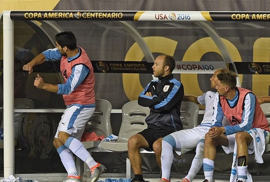 Suarez giận dữ với ban huến luyện rồi đấm vào cabin. Ảnh: Internet.