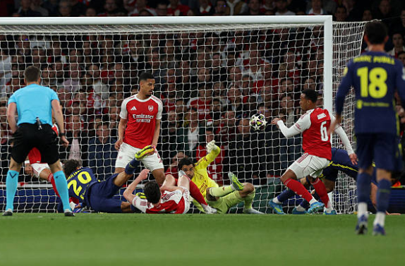 Chốt chặn cuối cùng của Arsenal lại có thêm 1 trận giữ sạch lưới ở Champions League.
