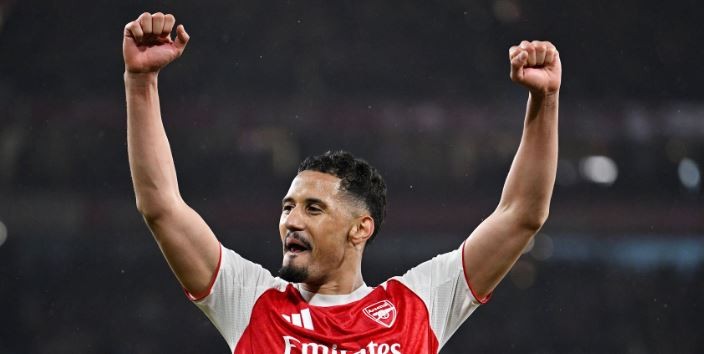 William Saliba (7.6): Một pha đánh đầu hụt suýt chút nữa khiến đội nhà trả giá, nhưng nhìn chung anh vẫn rất vững chãi.