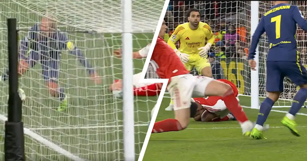 Griezmann đã bị phạm lỗi trong vòng cấm Arsenal.