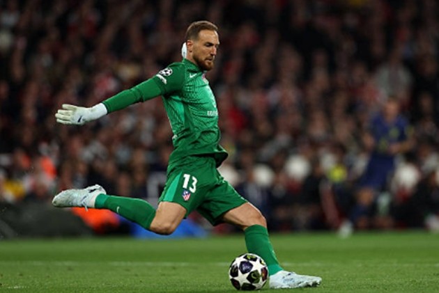 Jan Oblak (6.5 điểm): Dù phải nhận bàn thua, Oblak vẫn cho thấy đẳng cấp với pha cứu thua xuất sắc trước cú sút của Trossard. Anh thi đấu điềm tĩnh trong hiệp hai và luôn là chốt chặn đáng tin cậy khi được gọi tên.
