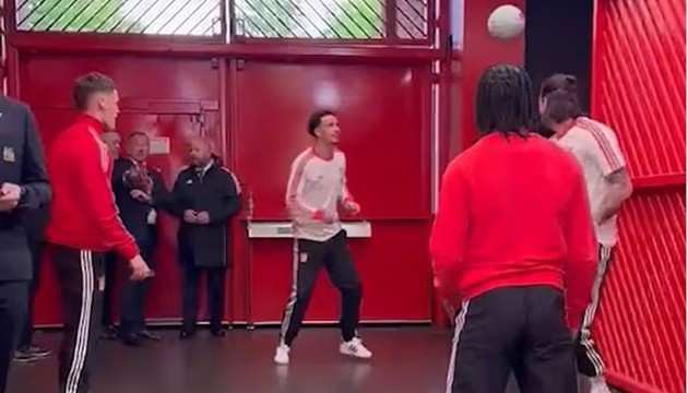 Dàn sao Liverpool bỡn cợt trong đường hầm sân Old Trafford.