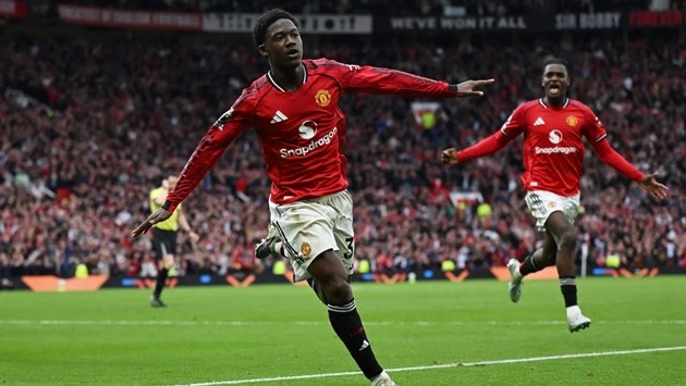 Kobbie Mainoo đang tỏa sáng rực rỡ dưới thời Michael Carrick.