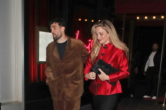 Mateo Kovacic cùng cô vợ xinh đẹp Izabel.