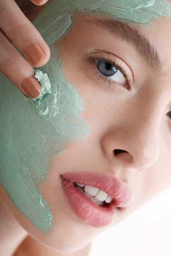 Gỗ đàn hương từ lâu đã được sử dụng trong làm đẹp nhờ khả năng làm dịu da và hỗ trợ giảm mụn. 