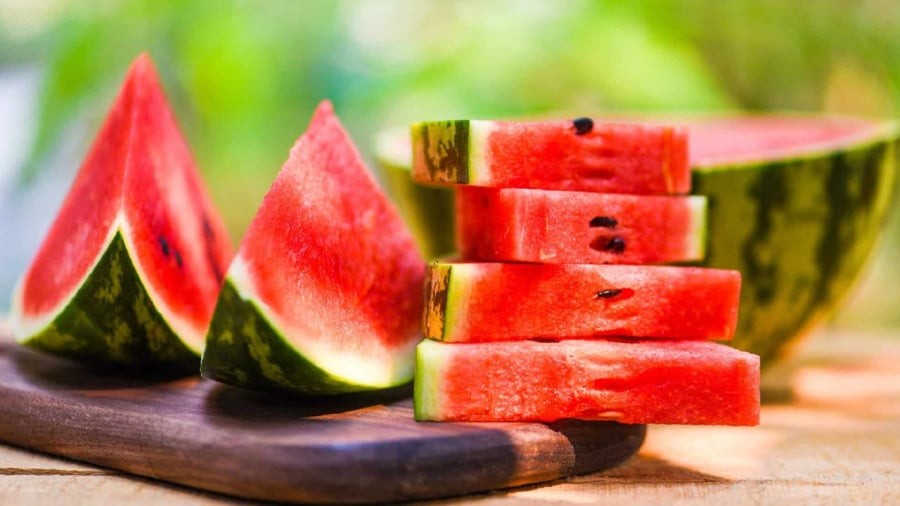 Dưa hấu chứa nhiều nước cùng các vitamin, khoáng chất cần thiết đối với cơ thể.