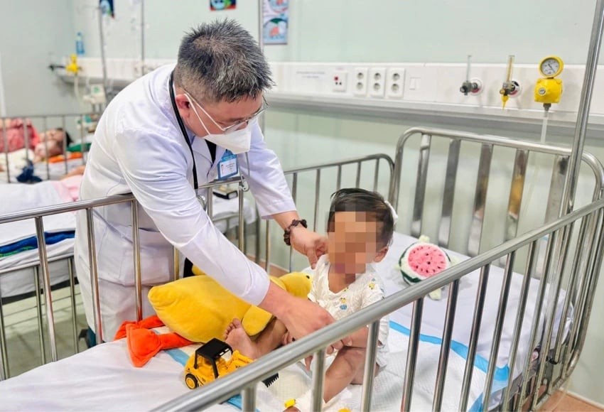 Trước đó, bé nhập viện trong tình trạng đa chấn thương nghiêm trọng như dập gan, lách, đứt tụy, tổn thương thận, gãy xương cẳng tay trái, kèm thiếu máu và rối loạn đông máu.