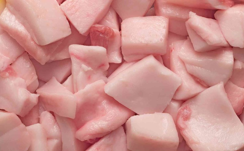 Mỡ lợn nguyên chất chứa nhiều thành phần có lợi cho da, nổi bật là vitamin D 