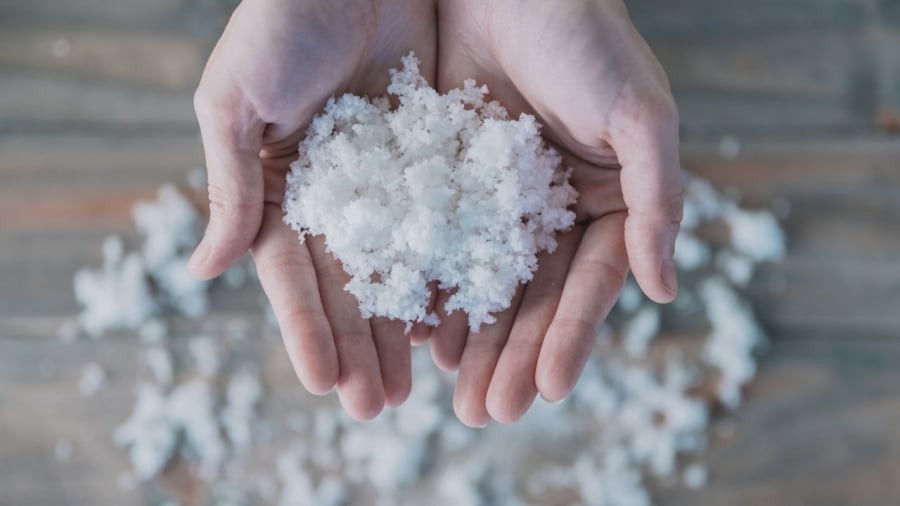 Gia chủ có thể đặt muối ở cửa chính, hiên nhà để chặn tà khí, thu hút tài lộc.