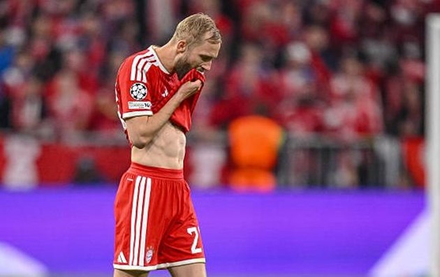 Konrad Laimer (6.5/10): Laimer có nhiều tình huống dâng cao hỗ trợ tấn công bên hành lang của Olise. Tuy nhiên, việc đẩy cao đội hình quá mức khiến anh thường xuyên bị kẹt lại phía trên, vô tình đẩy Upamecano vào thế phải đối mặt trực diện với các pha phản công thần tốc từ Kvaratskhelia.
