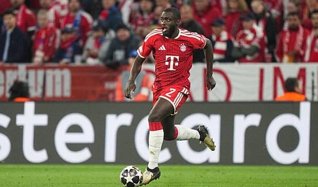 Dayot Upamecano (6.5/10): Một trận đấu đầy thử thách với trung vệ người Pháp khi anh liên tục bị Kvaratskhelia vượt mặt bằng tốc độ và kỹ thuật cá nhân điêu luyện. Upamecano cũng là người chịu trách nhiệm chính khi để sổng ngôi sao người Georgia trong tình huống dẫn đến bàn mở tỷ số của PSG.