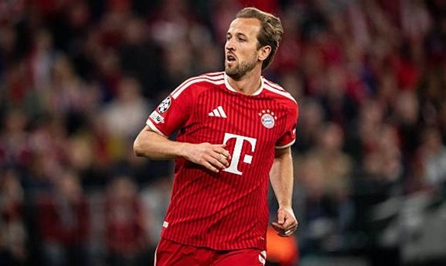 Harry Kane (7.5/10) - Cầu thủ xuất sắc nhất đội: Kane tiếp tục lối chơi lùi sâu để hỗ trợ phòng ngự nhưng không đạt hiệu quả cao như trận lượt đi. Anh bị bộ đôi Pacho và Marquinhos phong tỏa gắt gao trong phần lớn trận đấu. Dù vậy, đẳng cấp của một ngôi sao đã lên tiếng đúng lúc với pha xoay người dứt điểm gỡ hòa vô cùng tinh tế.
