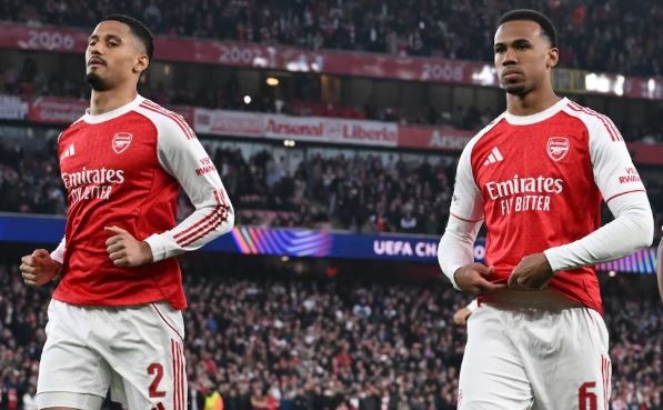 Hàng thủ thép và không chiến là ưu điểm của Arsenal.