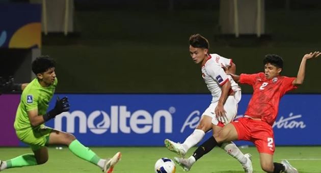 Đậu Quang Hưng toả sáng giúp U17 Việt Nam đánh bại .