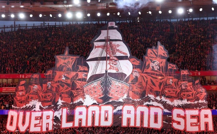 Bức tifo mang đầy đủ thông điệp mà Arsenal muốn truyền tải tại Champions League.
