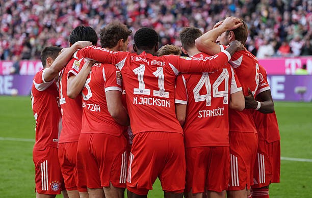 Bayern Munich gục ngã trên sân nhà.