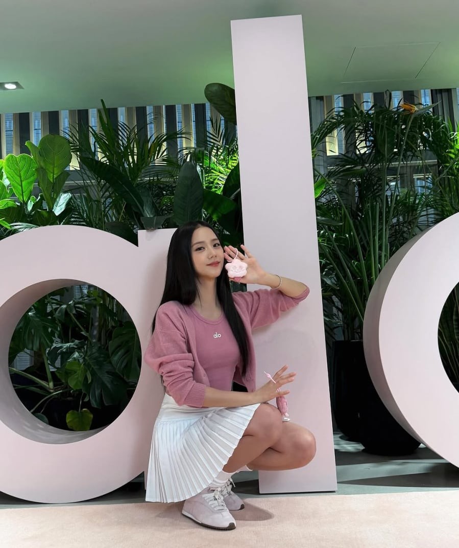 Khi cần sự nhẹ nhàng, cô kết hợp áo hồng với các gam sáng như trắng để tạo cảm giác thanh thoát.