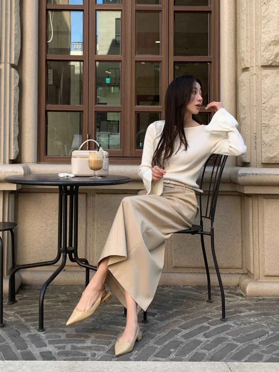 Chân váy dài là lựa chọn lý tưởng để tạo nên sự cân bằng giữa nữ tính và chuyên nghiệp.